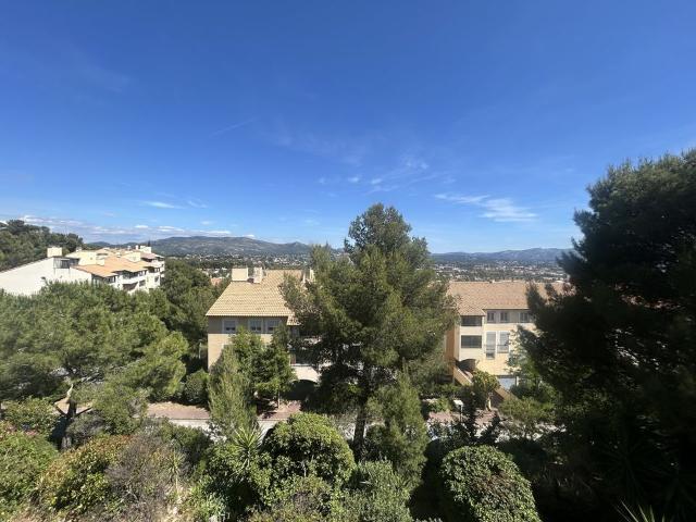 NOUVEAUTÉ ! Magnifique T4/5 d'environ 91 m² sur les hauteurs