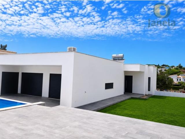 NOVA moradia Contemporânea com piscina overflow