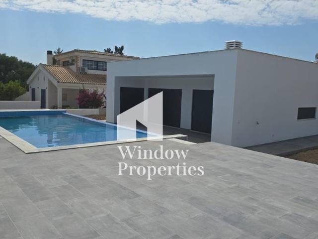 NOVA moradia Contemporânea com piscina overflow, em lote de 1200 m2