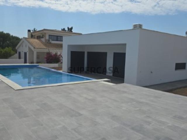 NOVA moradia Contemporânea com piscina overflow, em lote de 1200 m2