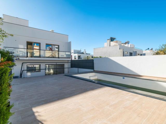 Nova moradia moderna com 3 quartos, elevador, garagem, terraço e piscina privada no coração de Moncarapacho Olhão, Moncarapacho