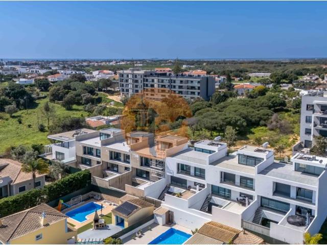 Nova Moradia T3+1 com Excelentes Áreas, Piscina e Cave em Gambelas, Faro!