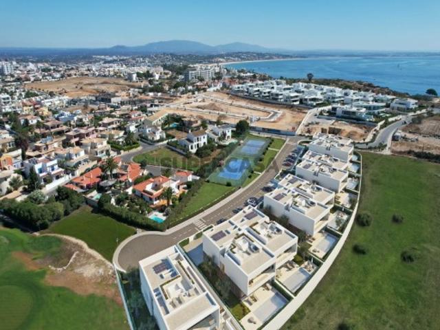Nova moradia T4 com vista mar e piscina para venda em Lagos