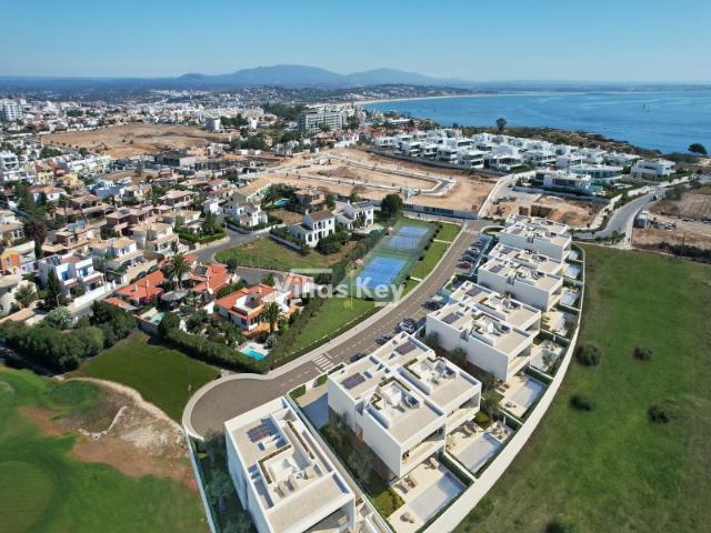 Nova moradia T4 com vista mar e piscina para venda em Lagos