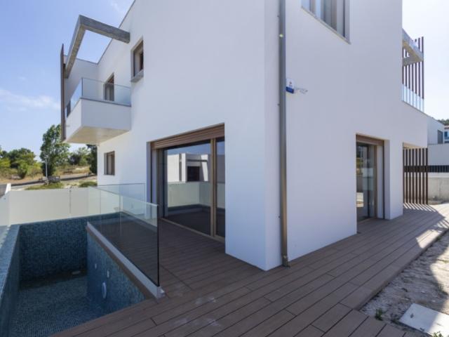 Nova Moradia T4 Independente com Piscina, Garagem para 3 Viaturas e Elevada Eficiência Energética