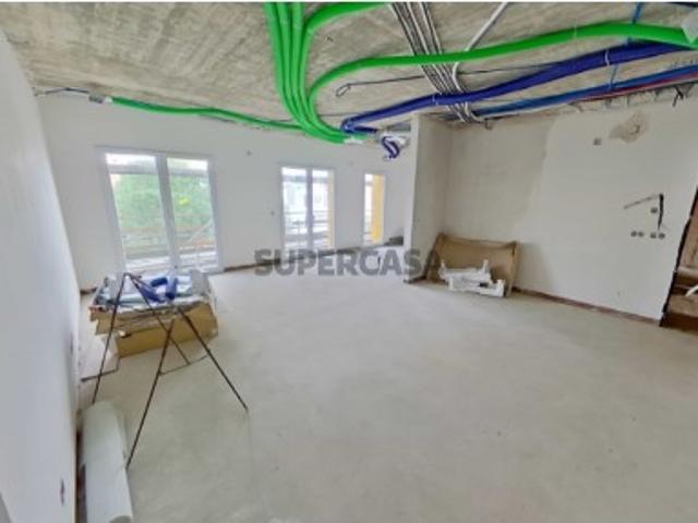 NOVA CONSTRUÇÃO* T3 situado em condomínio fechado, com varanda com 21 m2, piscina e parqueamento para duas viaturas