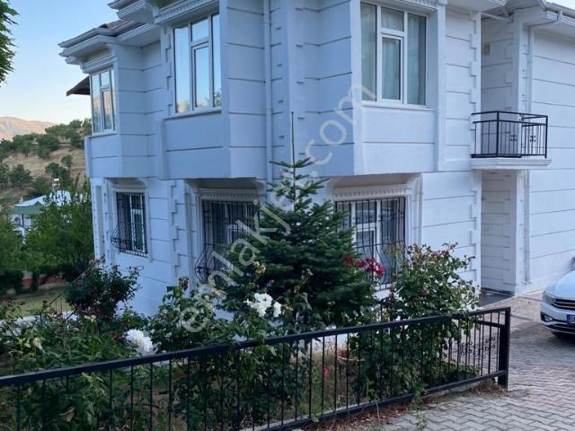 nova* Sivrice'de Göl Manzaralı Satılık 4+1 Yazlık Villa