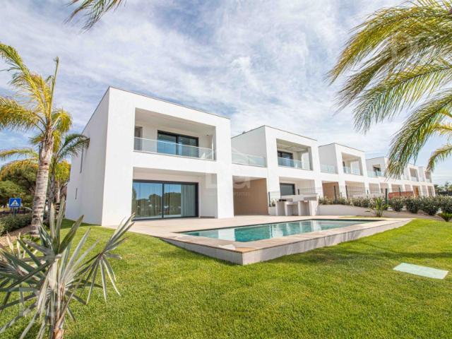 Novas Moradias Contemporâneas com Piscina Perto de Vilamoura