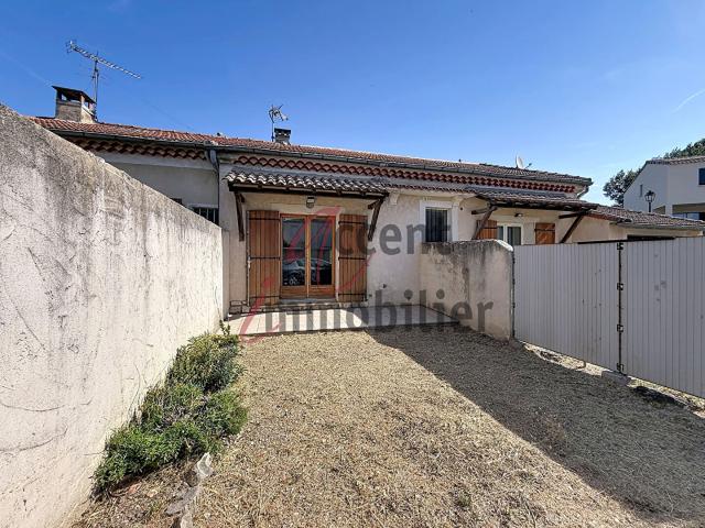Noves: Appartement T2 37m², avec 1 chambre et 2 cours