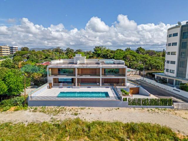 Novo apartamento T2 com acesso privado ao rooftop Perto da praia, Quarteira
