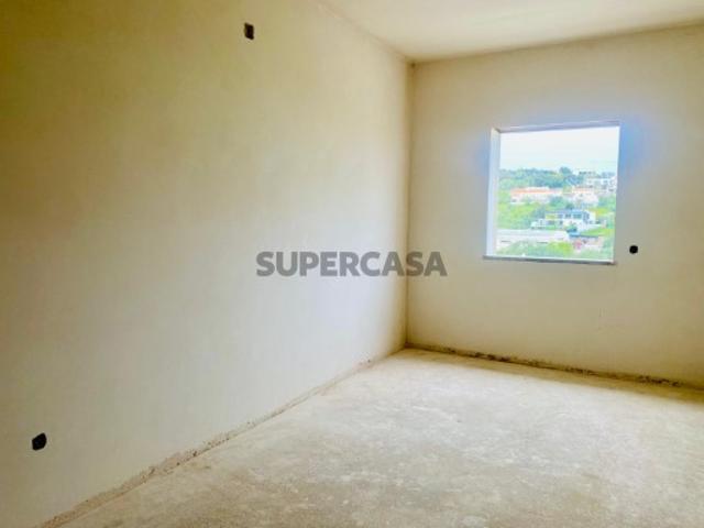 NOVO e confortável T3, com 2 lugares de garagem, arrecadação e boas vistas