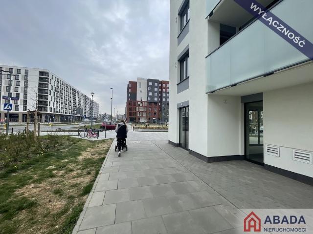 Nowy narożny lokal 45m2 z witrynami i parkingiem