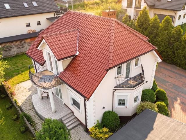 Do sprzedania przestronny dom 270 m² z dodatkowym budynkiem 60 m² w Nowym Chechle