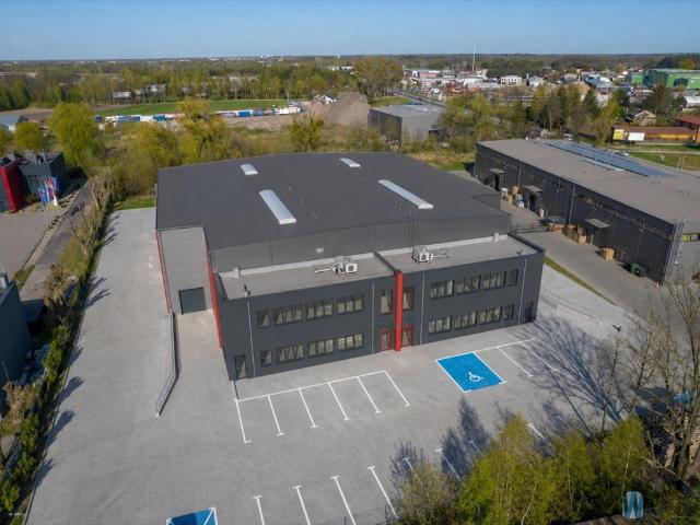 Nowoczesny magazyn 1180 m² z biurem, dokiem i rampą