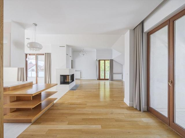 Nowoczesny apartament z kominkiem, tarasem i garażem