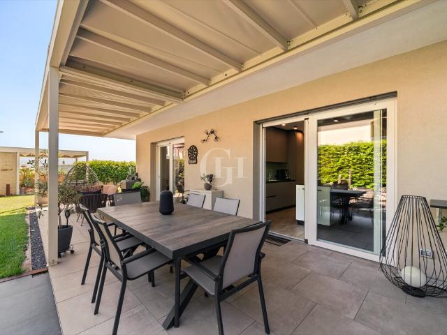 Nowoczesny apartament z ogrodem i basenem w Costermano