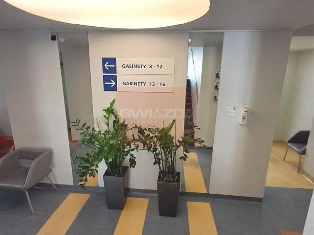 Nowoczesny budynek medyczny 811 m² z parkingiem polecam
