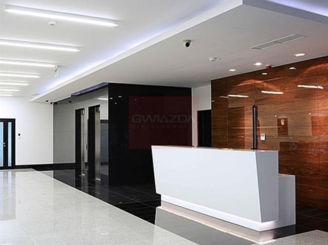 Nowoczesny biurowiec 467 m² z parkingiem i systemami bezpieczeństwa