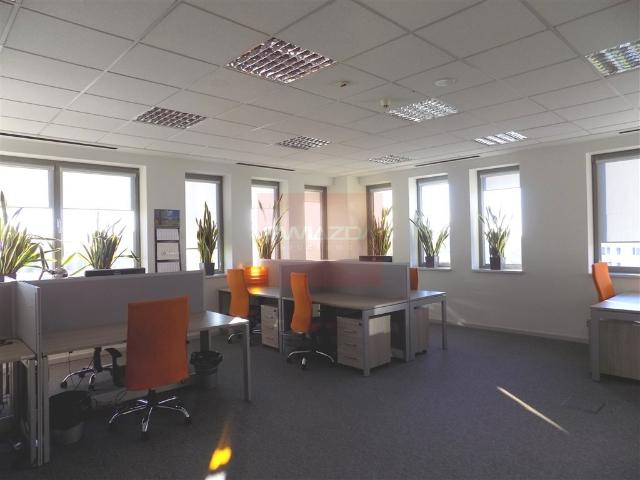 Nowoczesny biurowiec 844 m² w Woli z parkingiem i klimatyzacją