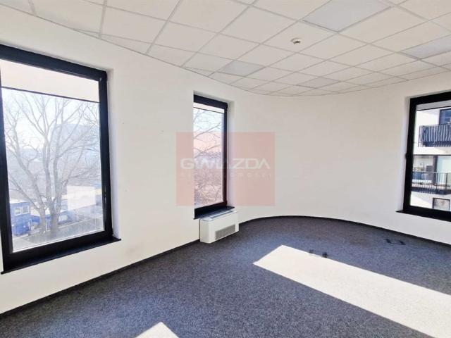 Nowoczesny biurowiec 955 m² w Śródmieściu Warszawy