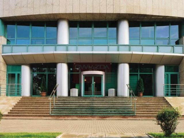 Nowoczesny biurowiec 1540 m² w Woli, klimatyzacja, parking