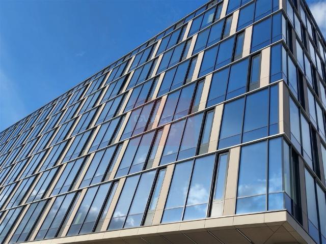 Nowoczesny biurowiec 1713 m² w Śródmieściu Warszawy