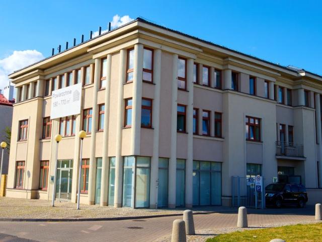 Nowoczesny biurowiec 180 m² z parkingiem w Włochach
