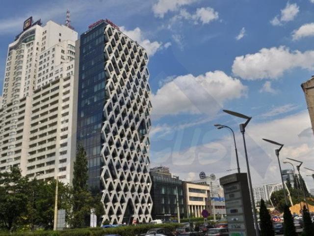 Nowoczesny biurowiec w centrum Warszawy z panoramicznym widokiem