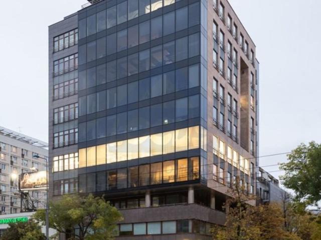 Nowoczesny biurowiec w centrum Warszawy z panoramicznymi widokami