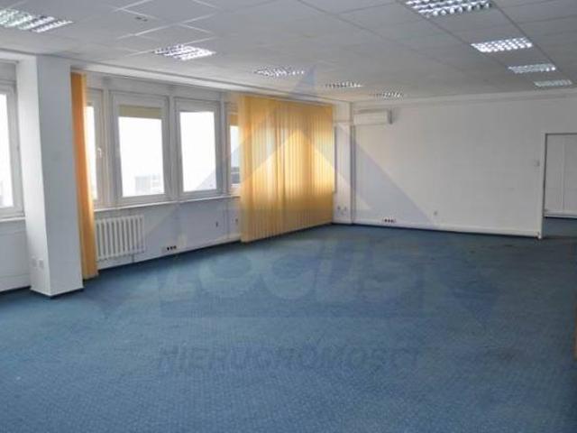 Nowoczesny biurowiec w Włochach, 72 m2, klimatyzacja