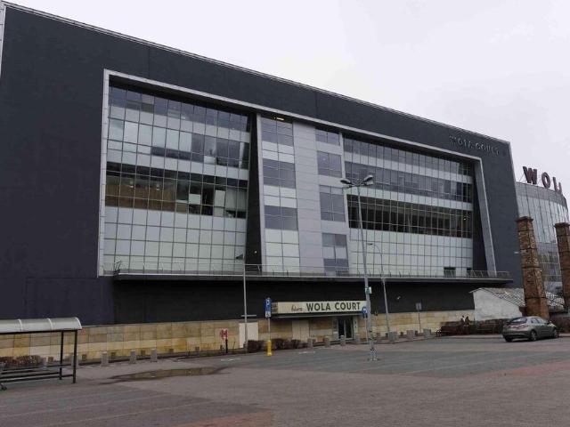 Nowoczesny biurowiec Wola Court w centrum handlowym