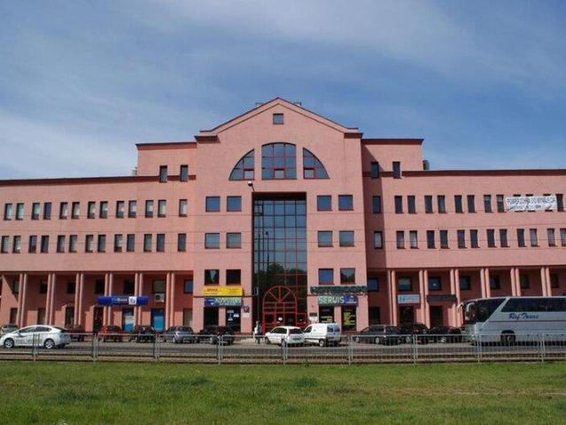Nowoczesny biurowiec Redco 178 m2 z parkingiem w Woli