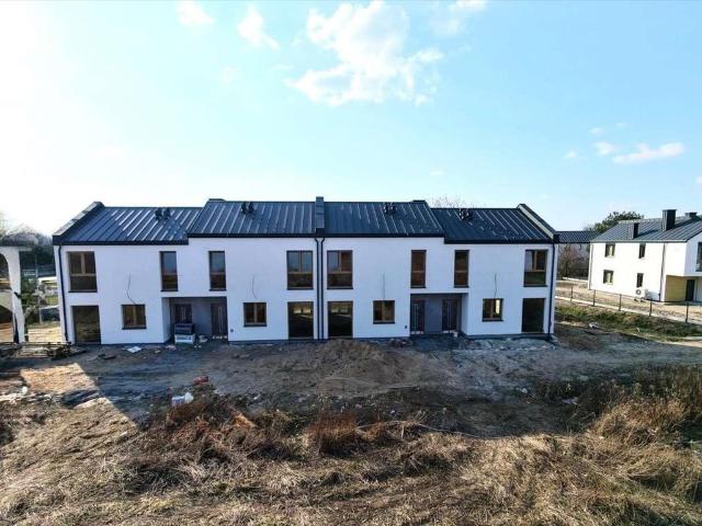 Nowoczesny bliźniak z ogródkiem i 2 miejscami parkingowymi