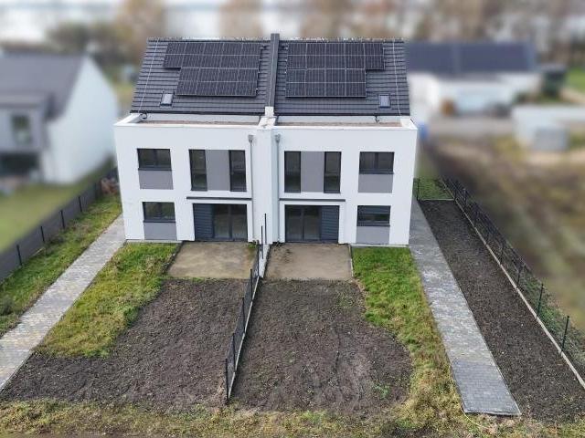 Nowoczesny dwupoziomowy dom z ogródkiem blisko jeziora