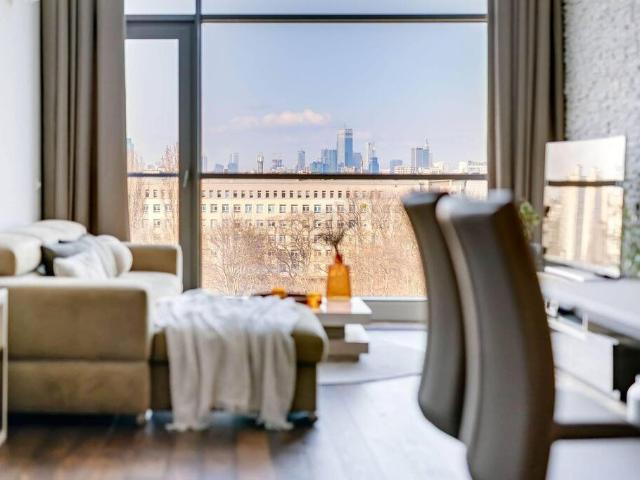 Nowoczesny dwupoziomowy loft z widokiem na Warszawę