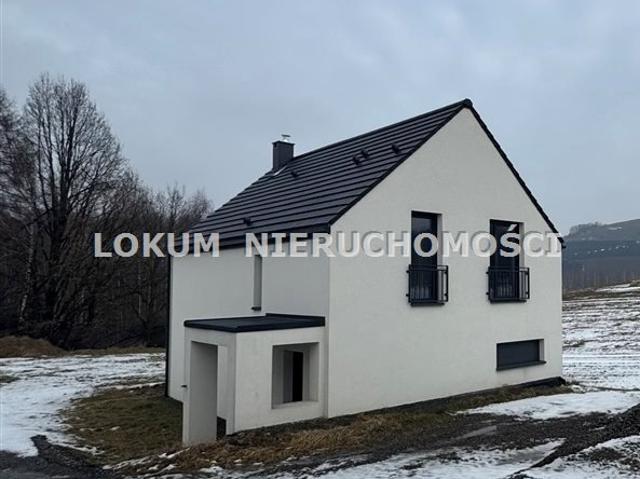 Nowoczesny dom 120 m² z dużymi przeszkleniami i balkonami