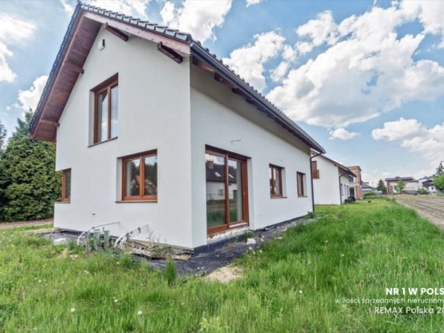 Nowoczesny dom 145 m² z dużymi przeszkleniami i zielonym widokiem