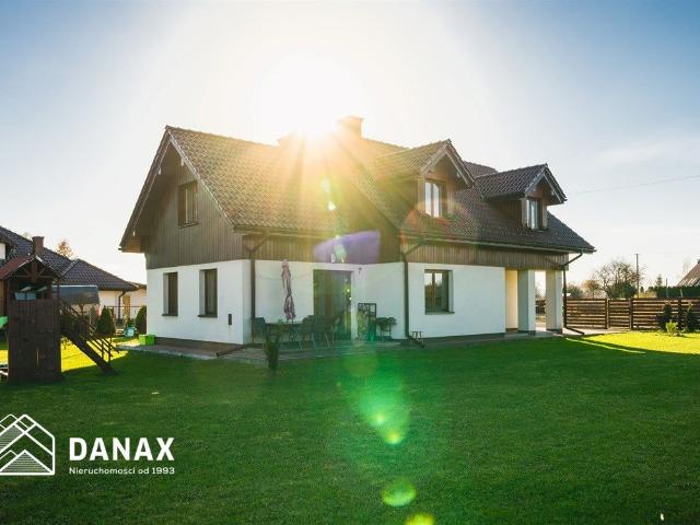 Nowoczesny dom 180 m2 z dużymi przeszkleniami i tarasem