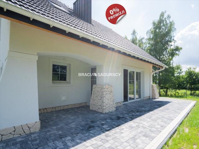 Nowoczesny dom 197m2 z garażem, tarasem i dużym balkonem