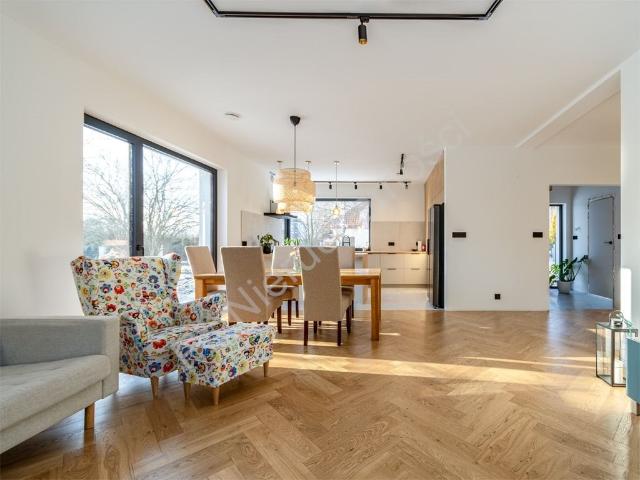 Nowoczesny dom 200 m2 z garażem i dużym tarasem