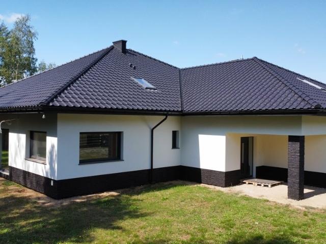 Nowoczesny dom 227 m² z garażem i budynkiem gospodarczym