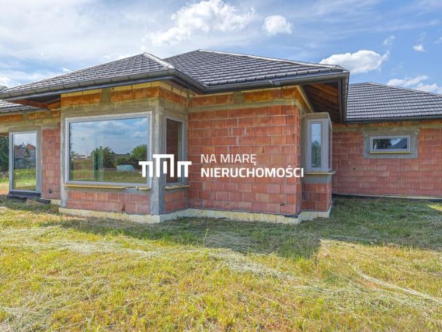 Nowoczesny dom 228 m² z dużymi przeszkleniami i garażem