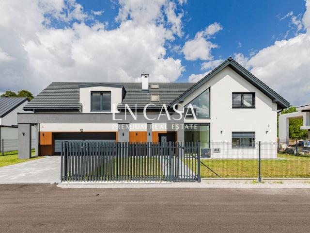Nowoczesny dom 320 m2 w Wilanowie z dużymi przeszkleniami