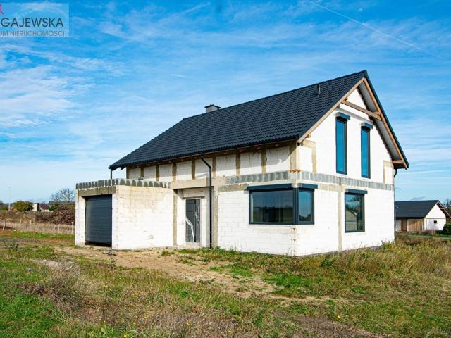 Nowoczesny dom w stanie surowym z garażem w bryle, 153 m²