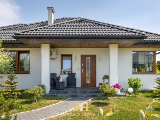 Nowoczesny dom z basenem, garażem i poddaszem do adaptacji