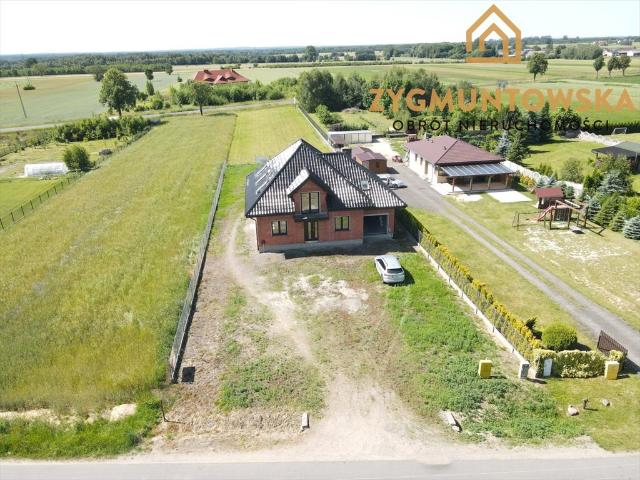 Nowoczesny dom z dużą działką i tarasem w Grążowicach