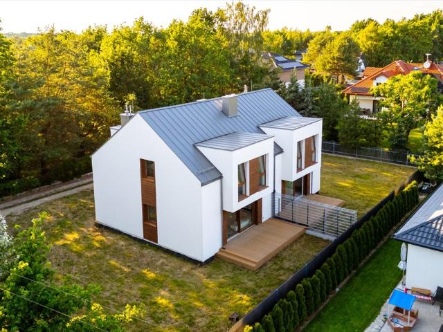 Zapraszam do nowoczesnego domu 169 m² z dużym ogrodem w Łomiankach