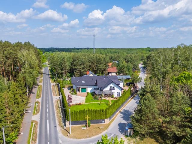 Nowoczesny dom z dużym ogrodem i oddzielonymi częściami