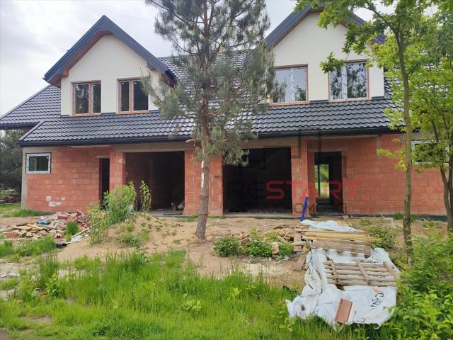 Nowoczesny dom bliźniaczy 153,9 m² z dużym ogrodem