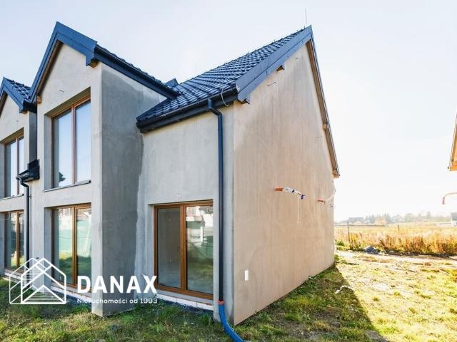 Nowoczesny dom bliźniaczy 160 m2 z dużymi przeszkleniami